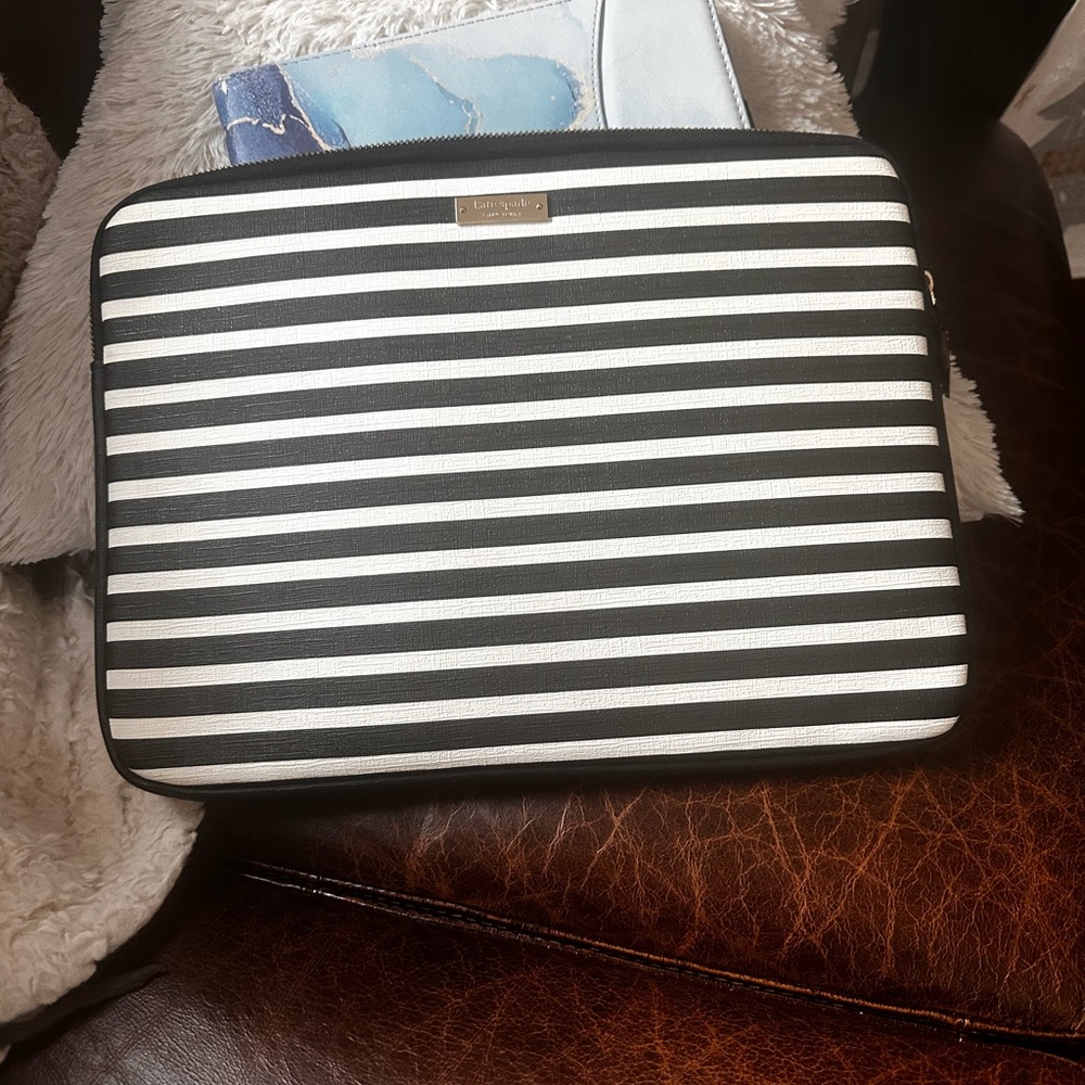 KATE SPADE laptop sleeve case black and cream zipper top